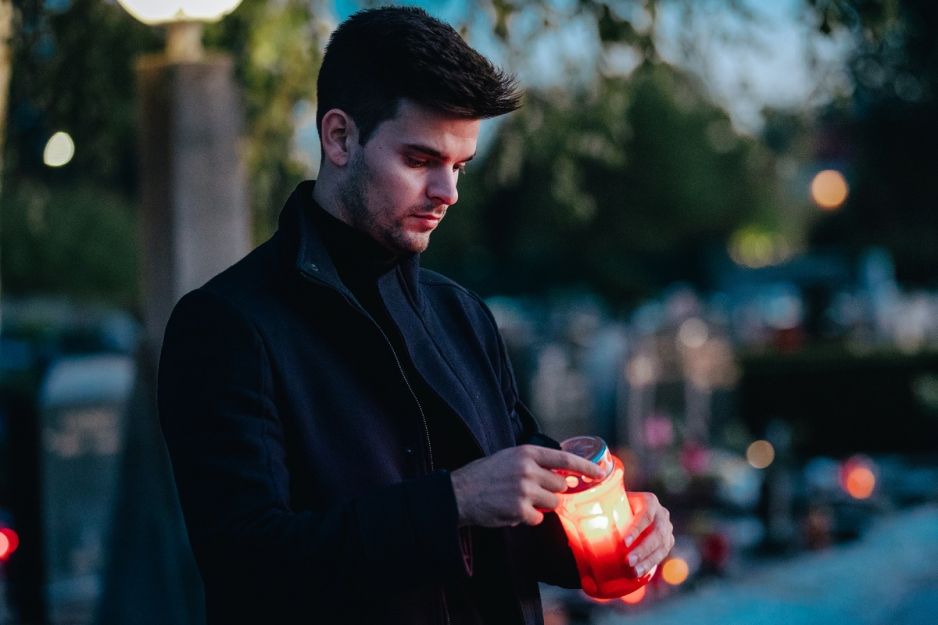 chłopak na cmentarzu