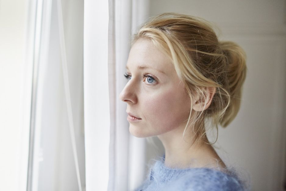 dziewczyna stojąca w oknie