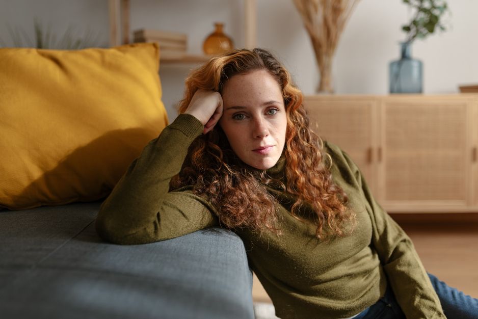 dziewczyna w salonie