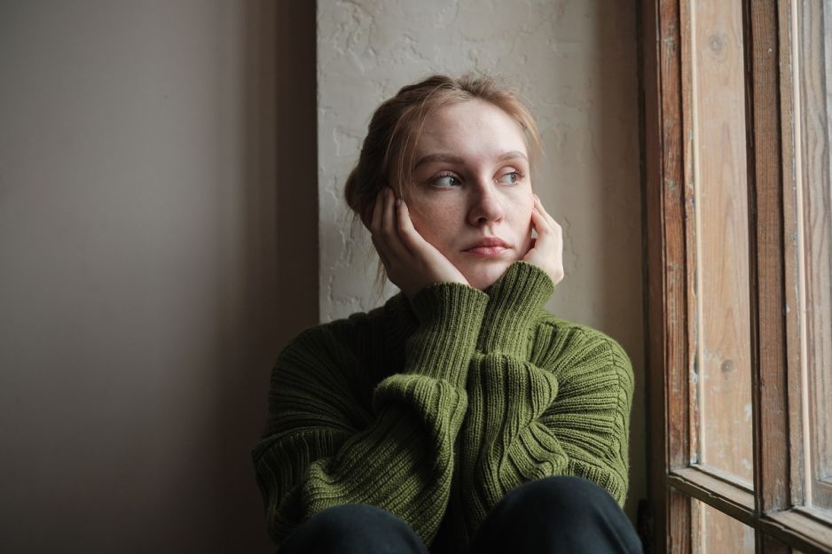 dziewczyna w zielonym swetrze