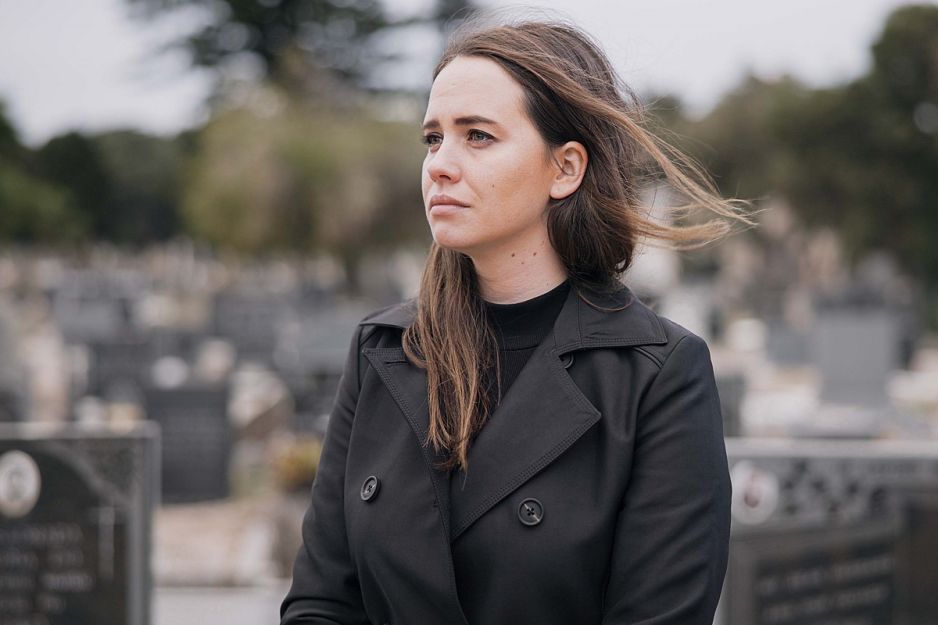 kobieta na cmentarzu