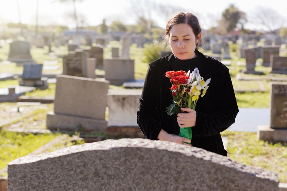 kobieta na cmentarzu