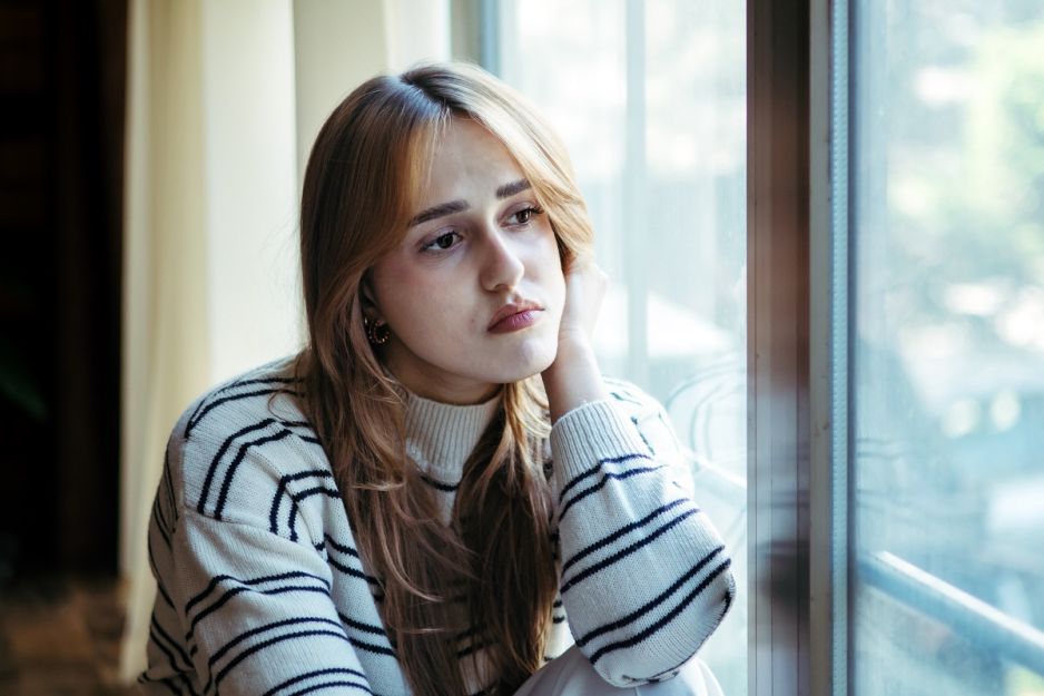 kobieta patrząca przez okno