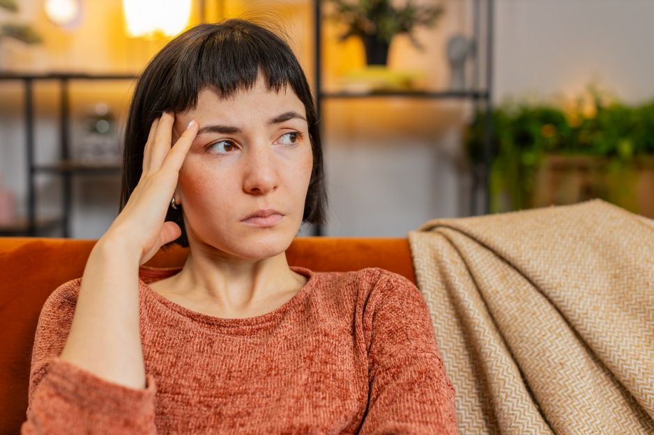 kobieta siedząca na kanapie w salonie