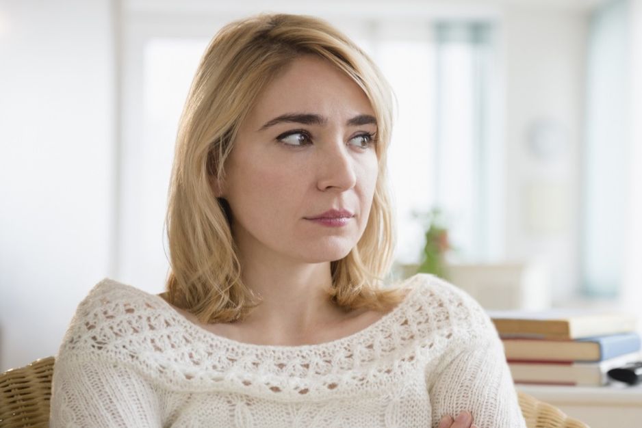 kobieta w białym swetrze