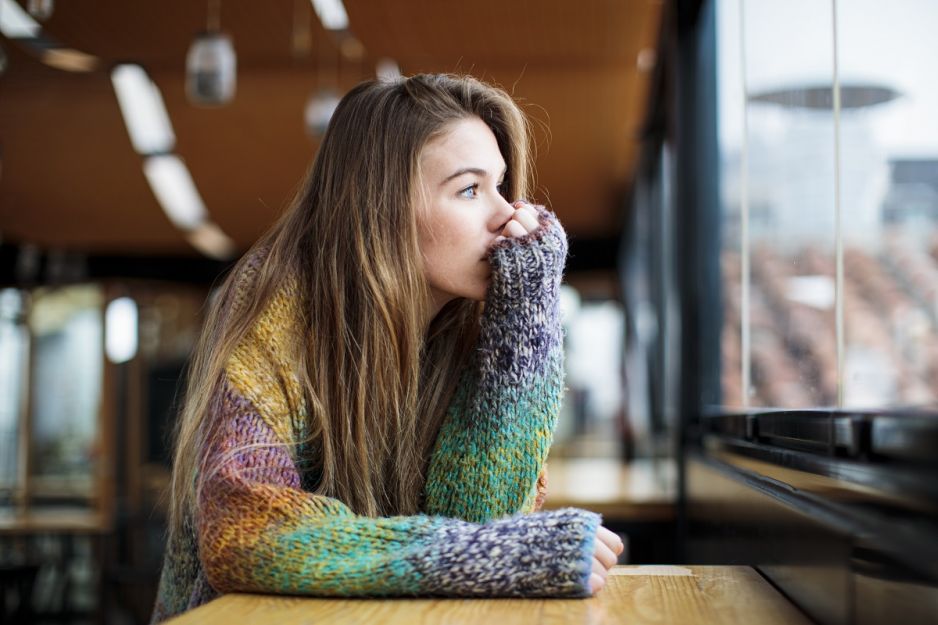 kobieta w kolorowym swetrze