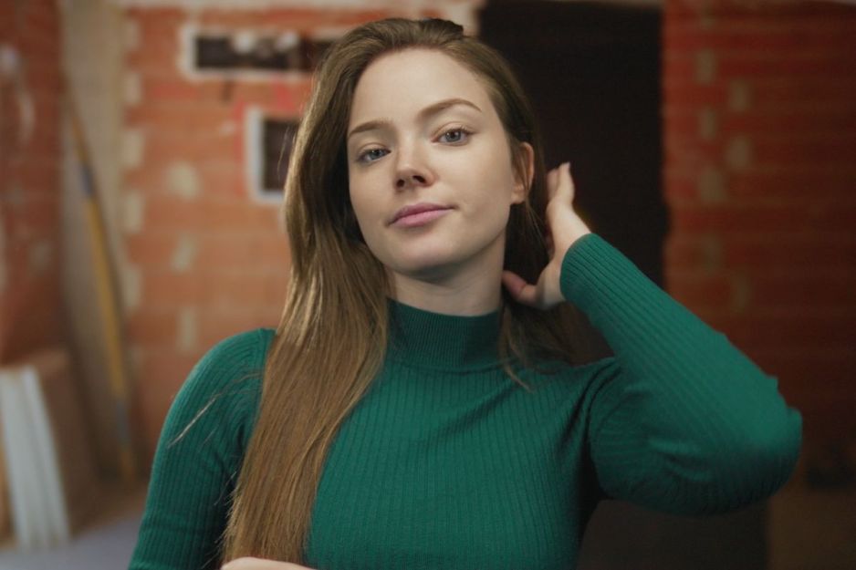 Kobieta w remontowanym domu