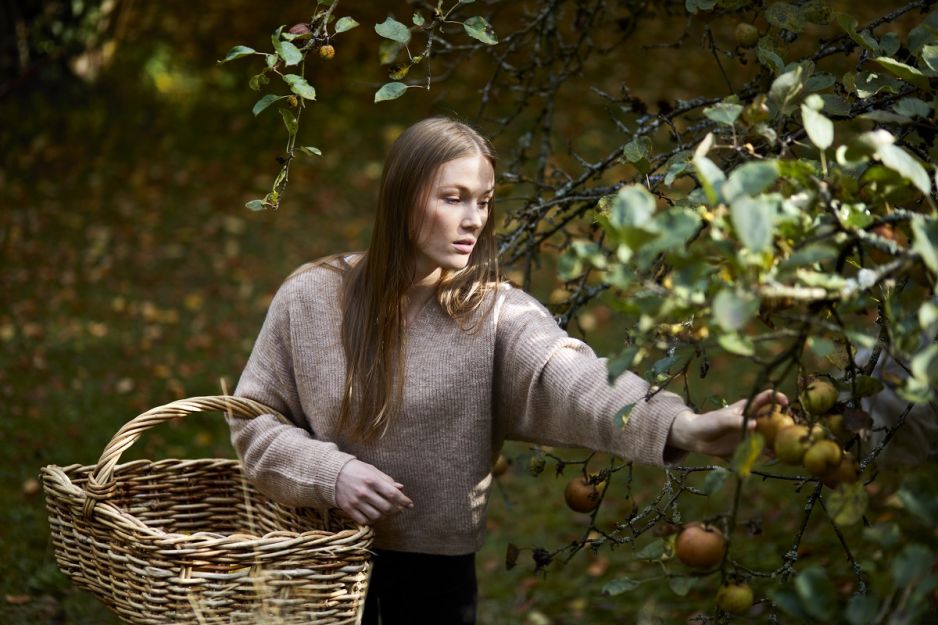 kobieta w sadzie