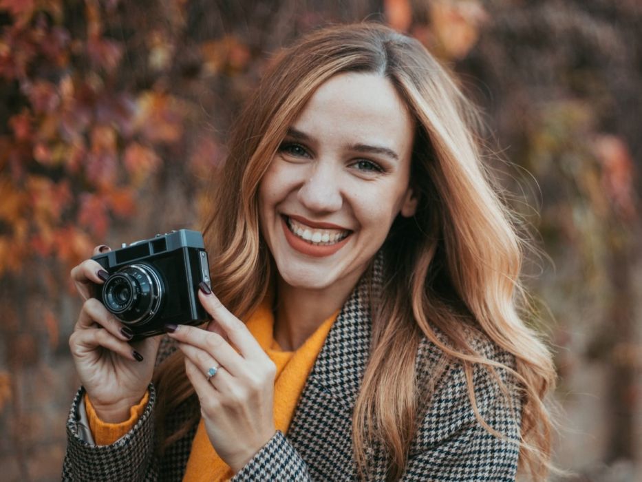kobieta z aparatem