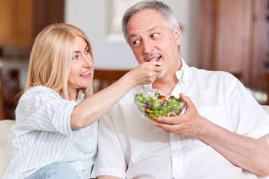 kobieta z mężem posiłek