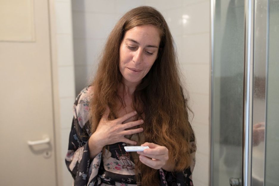 Kobieta z testem ciążowym