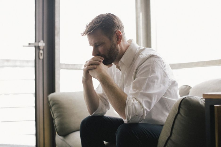 mężczyzna na fotelu