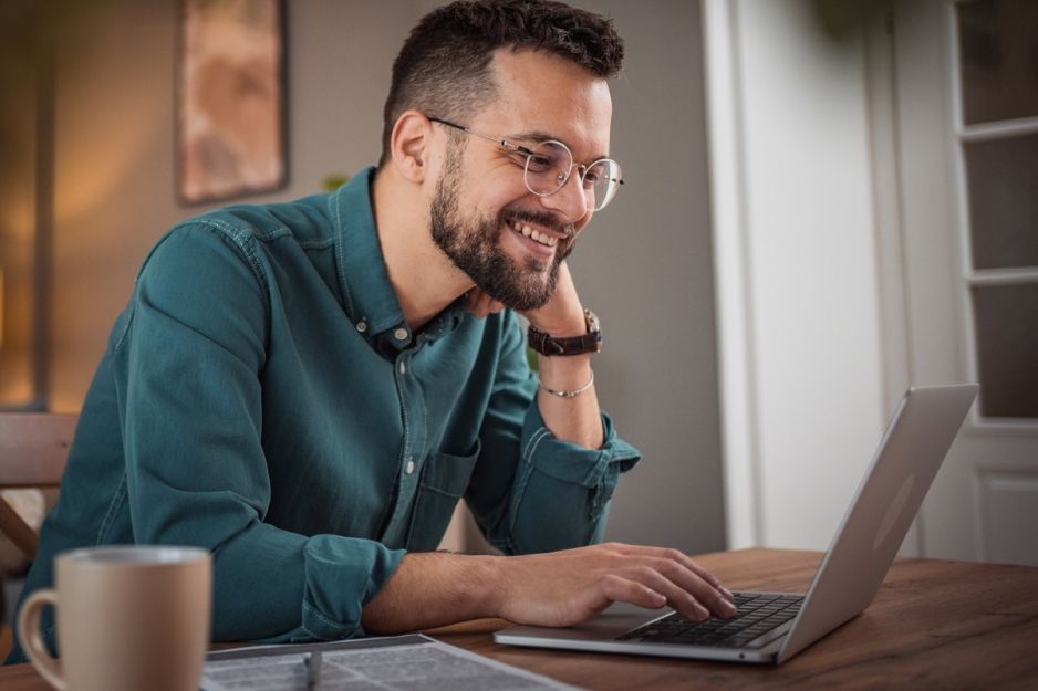 mężczyzna przed komputerem