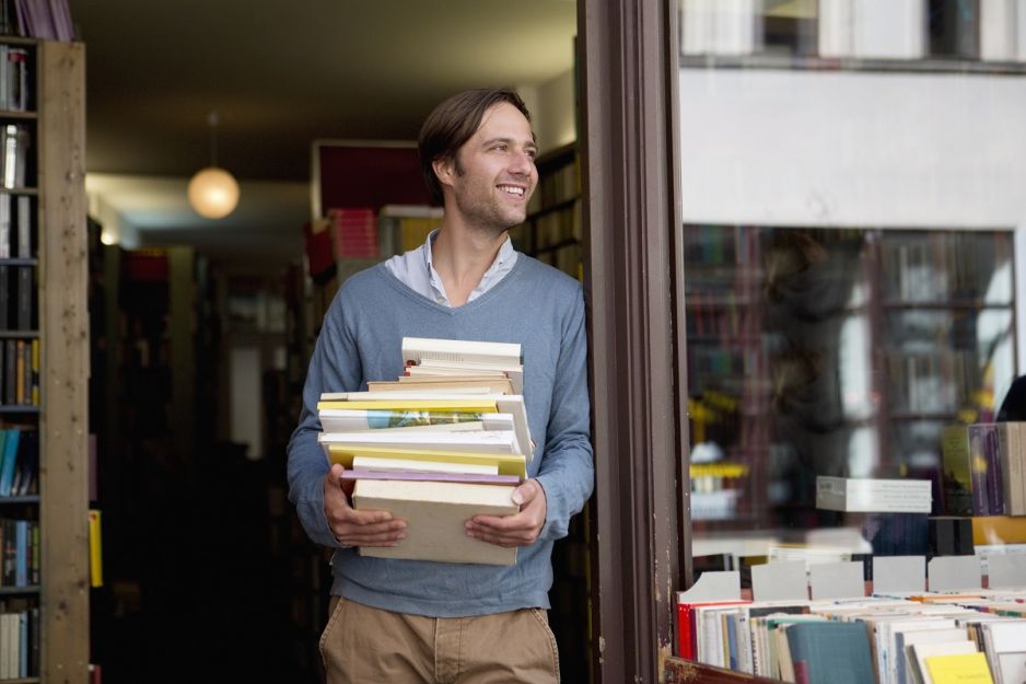 mężczyzna w księgarni