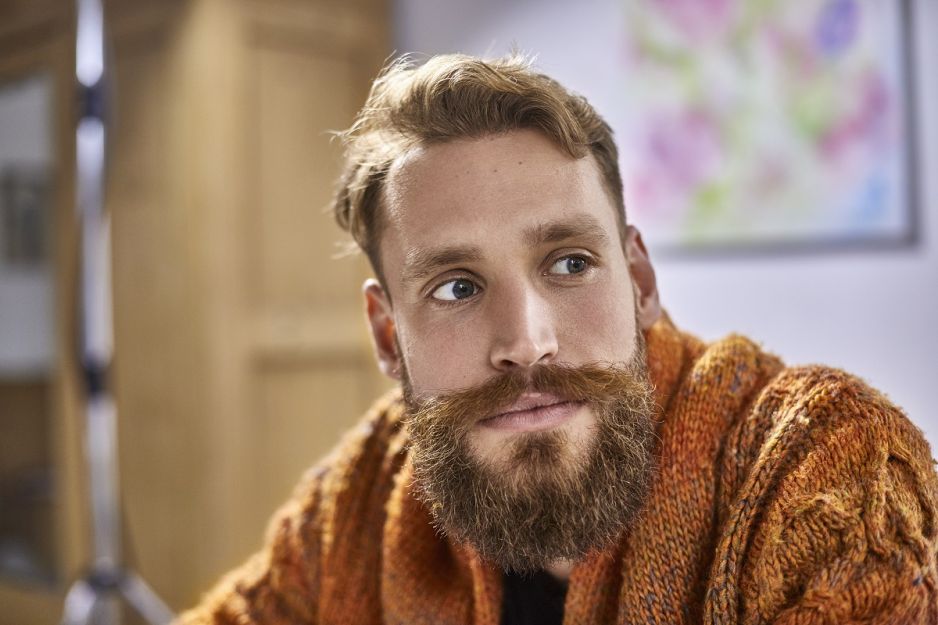 mężczyzna w pokoju