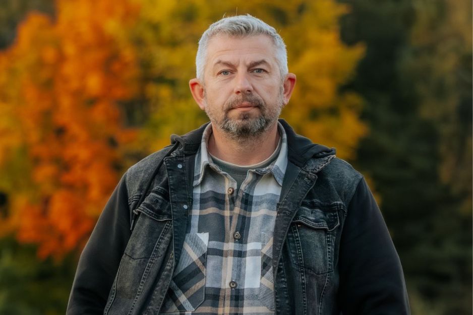 Mężczyzna w średnim wieku w lesie