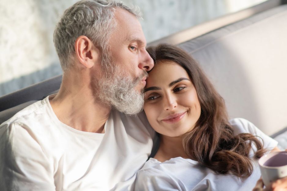 Młoda kobieta i starszy mężczyzna