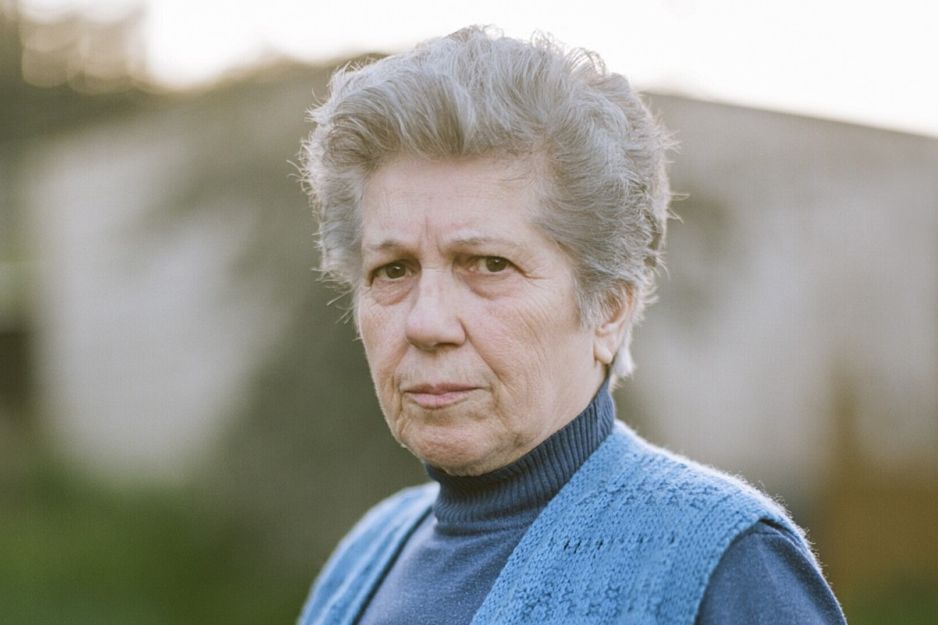 seniorka przed domem