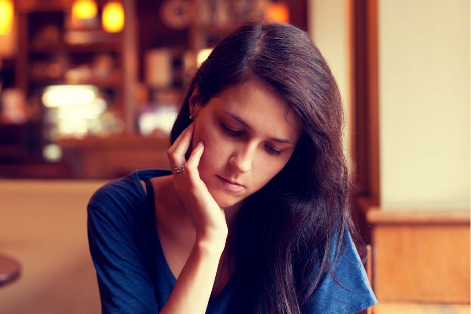 Smutna kobieta w kawiarni