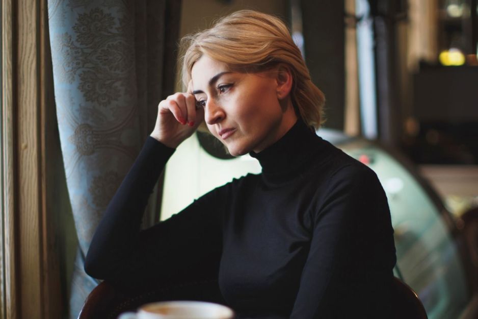 Smutna kobieta w żałobie