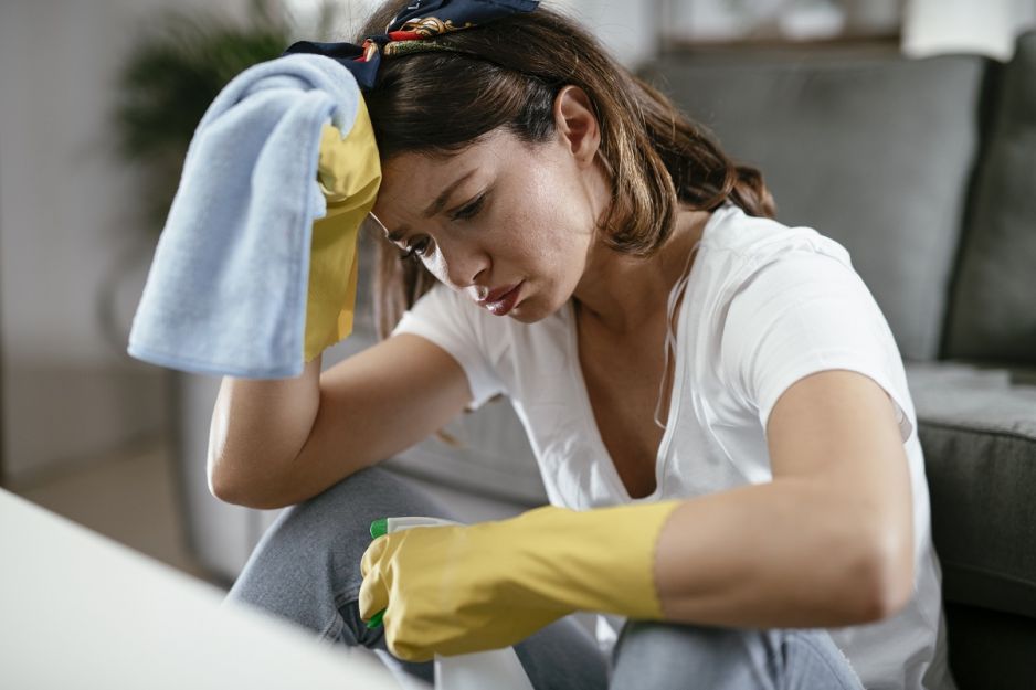 sprzątająca kobieta