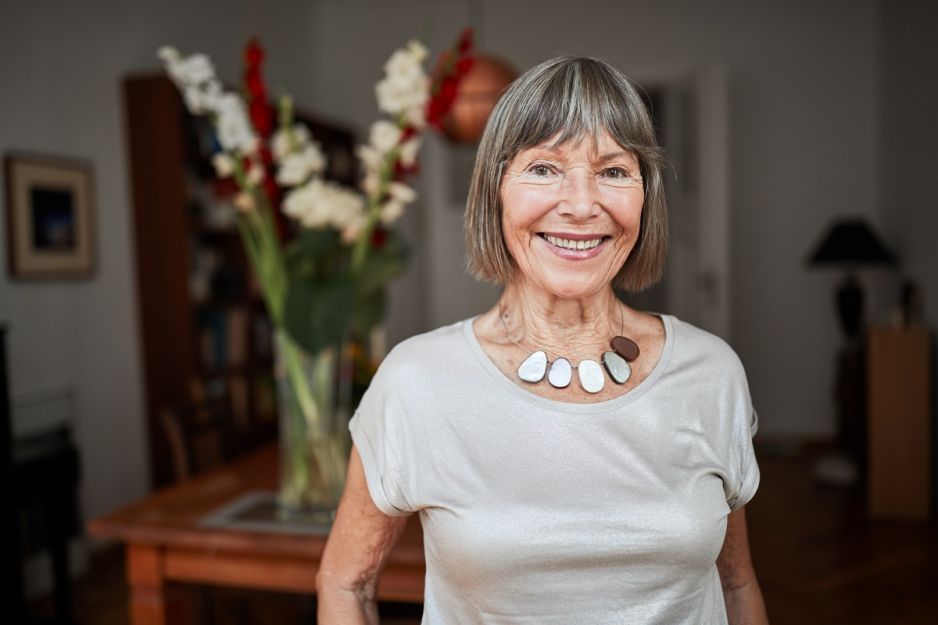 uśmiechnięta kobieta w salonie