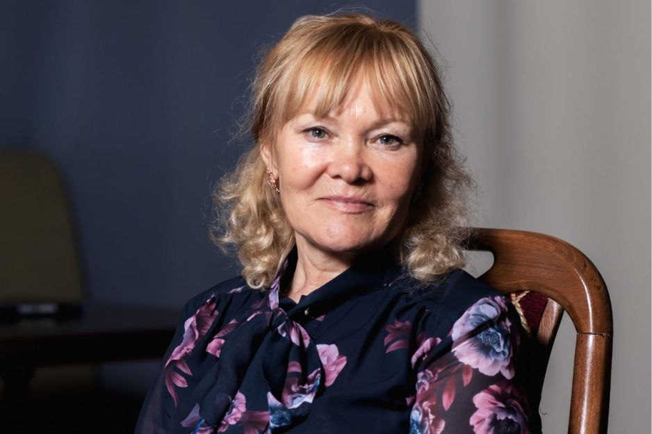 Uśmiechnięta kobieta w średnim wieku