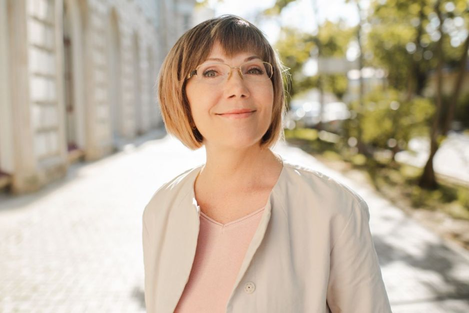 Uśmiechnięta kobieta w średnim wieku