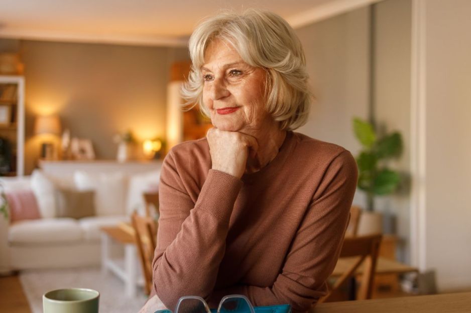 Uśmiechnięta starsza kobieta