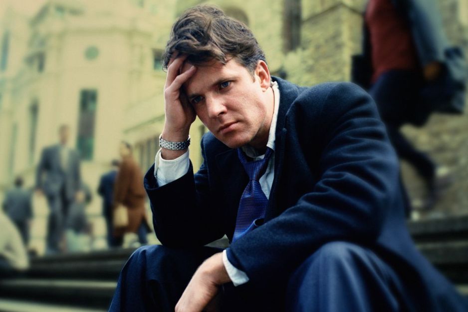 Załamany mężczyzna w garniturze