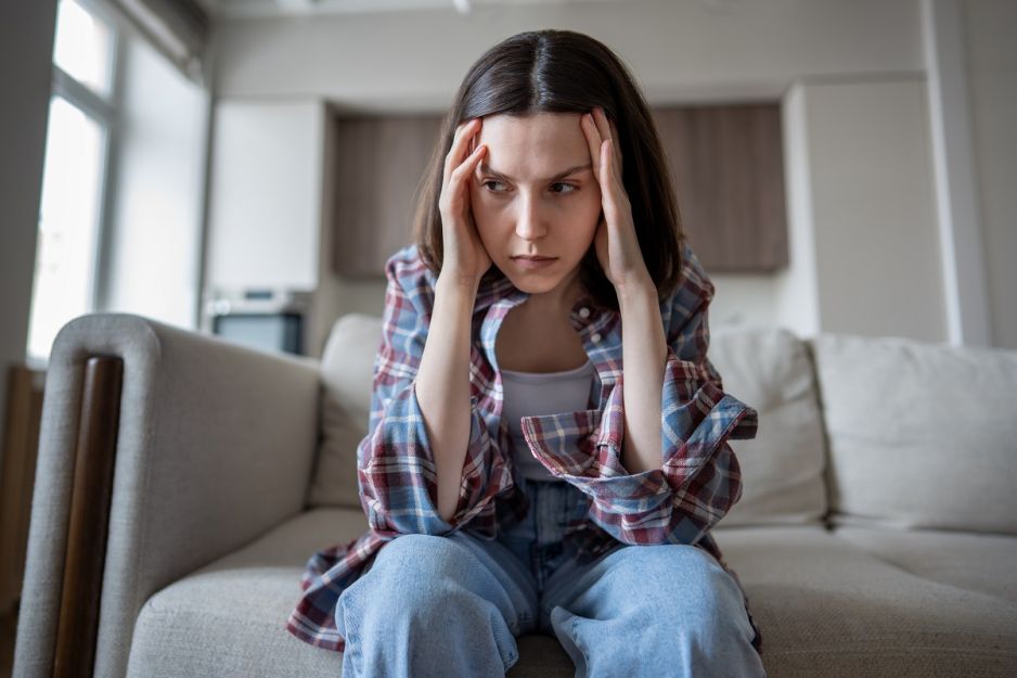 zamyślona kobieta na sofie