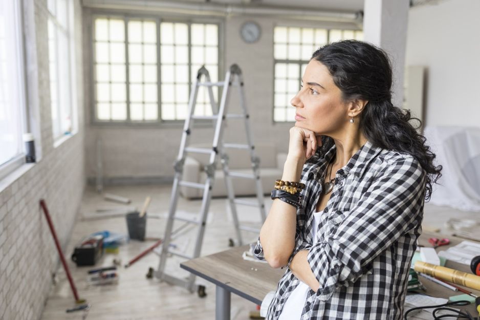 zamyślona kobieta podczas remontu