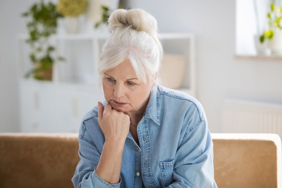 zamyślona kobieta w salonie