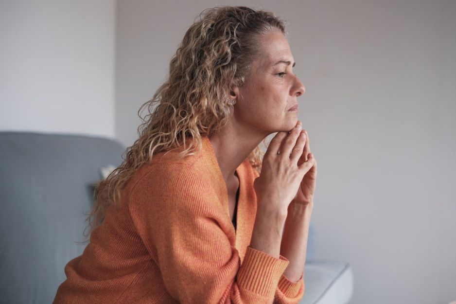 Zamyślona kobieta w średnim wieku