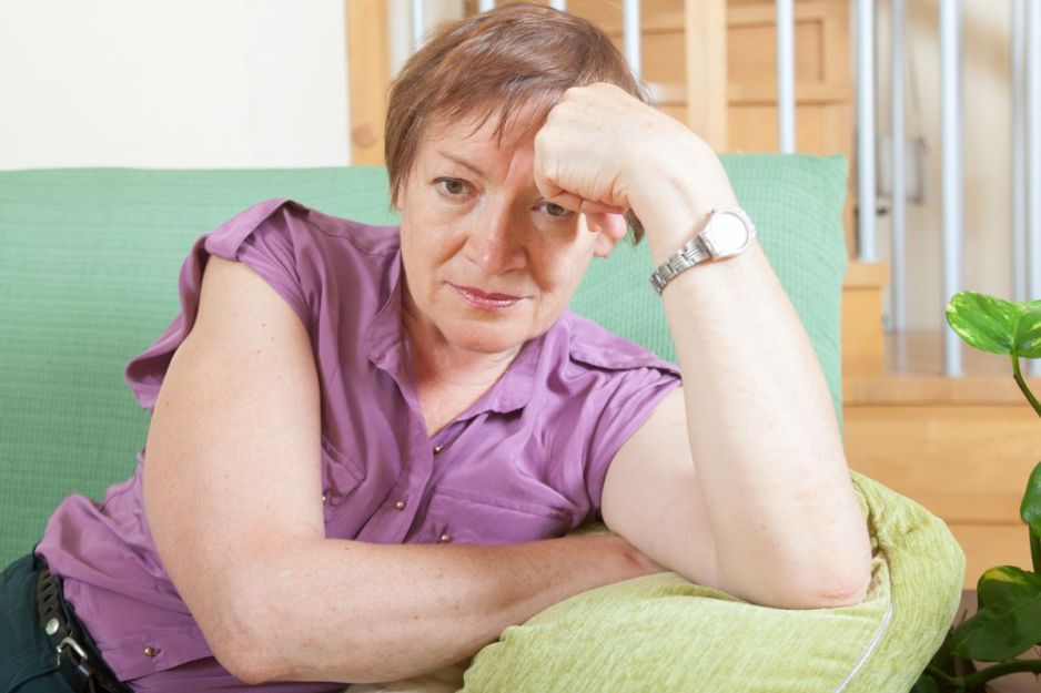 Zamyślona kobieta w średnim wieku