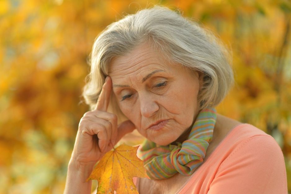 zamyślona seniorka