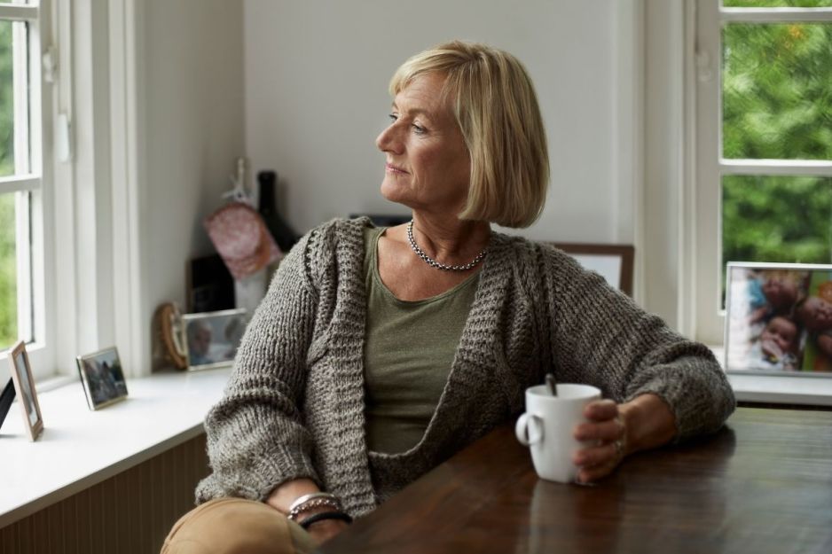 Zamyślona starsza kobieta