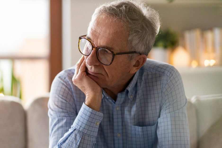 zamyślony mężczyzna