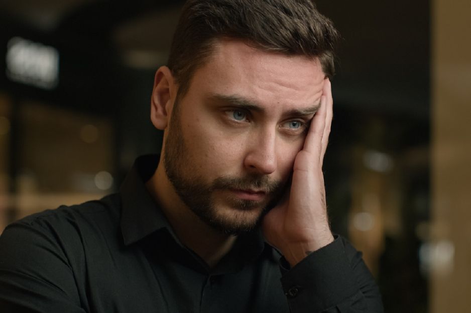 zamyślony mężczyzna