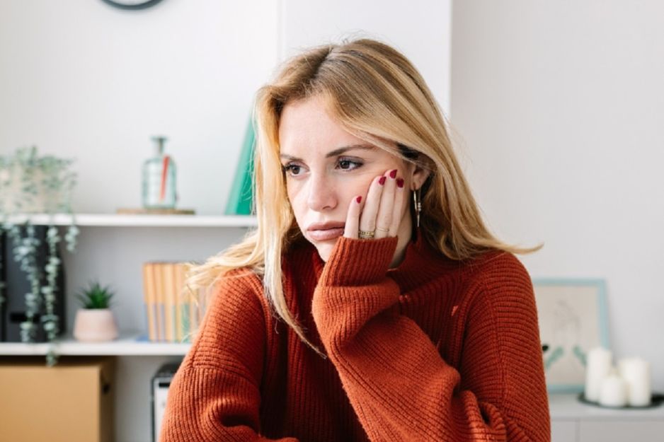 zmartwiona dziewczyna