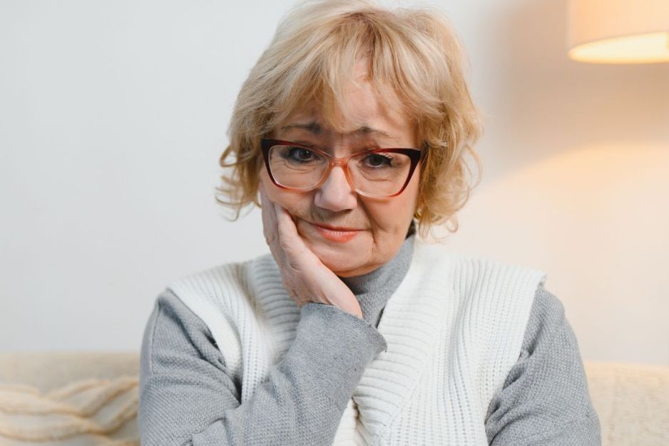 Zmartwiona starsza kobieta