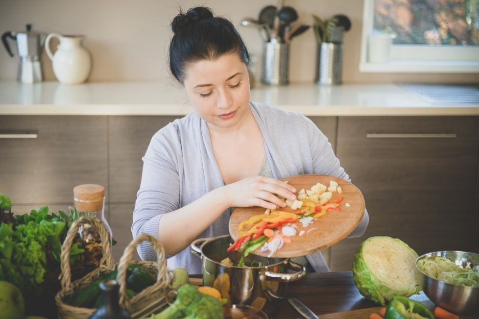 kobieta gotująca obiad