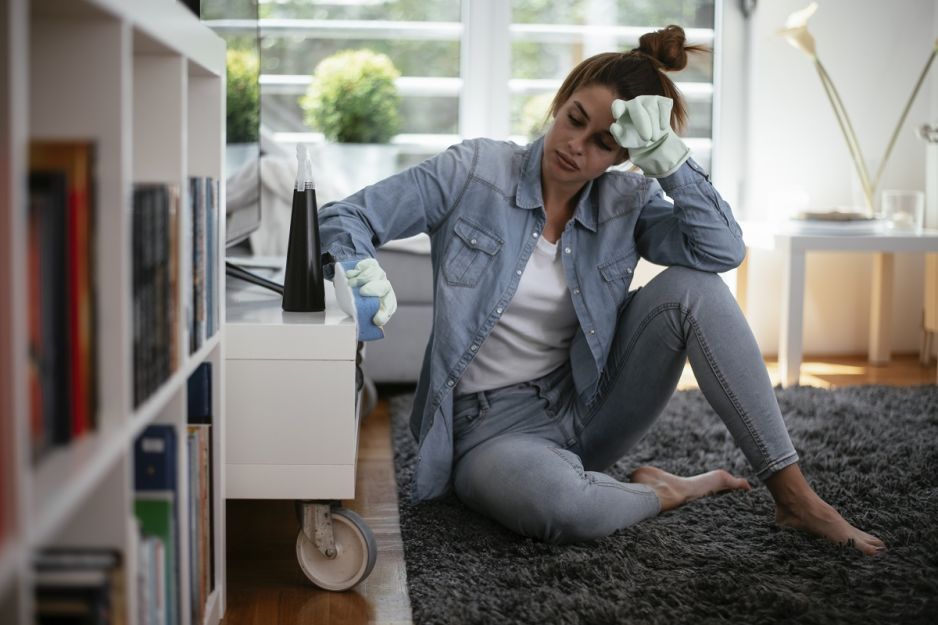 kobieta sprzątająca dom