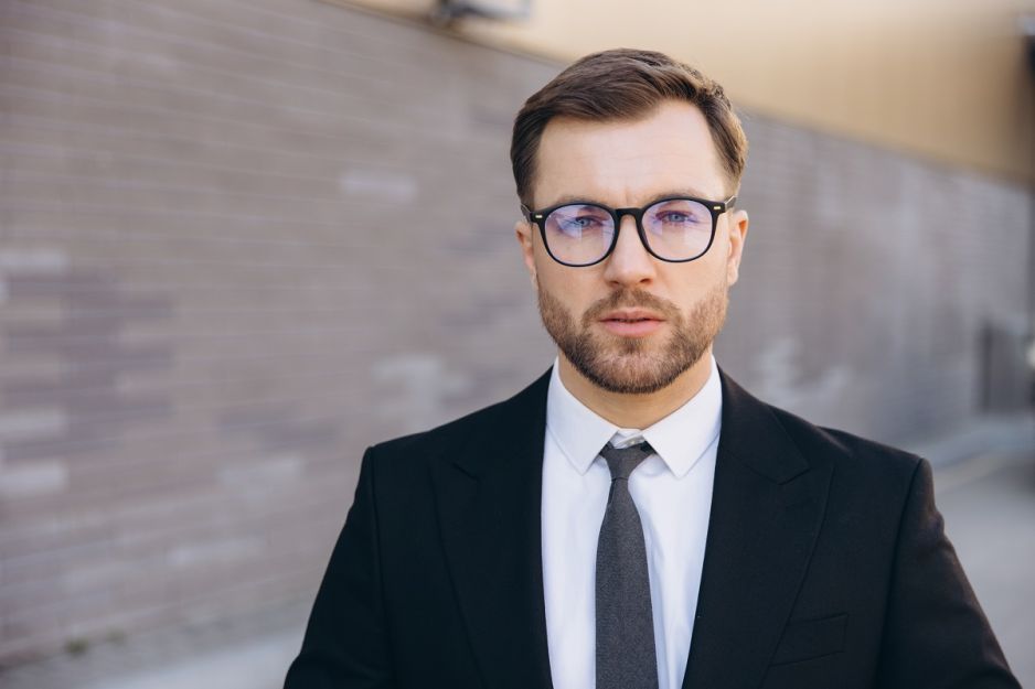 mężczyzna w biurze