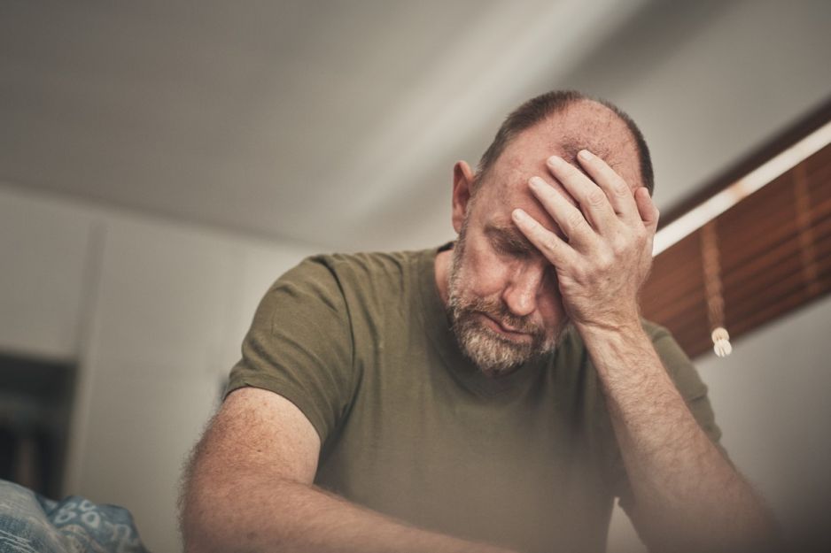 mężczyzna w sypialni