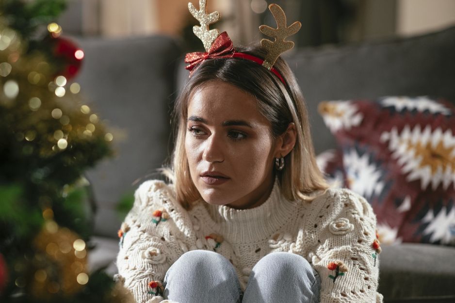 smutna kobieta przy choince