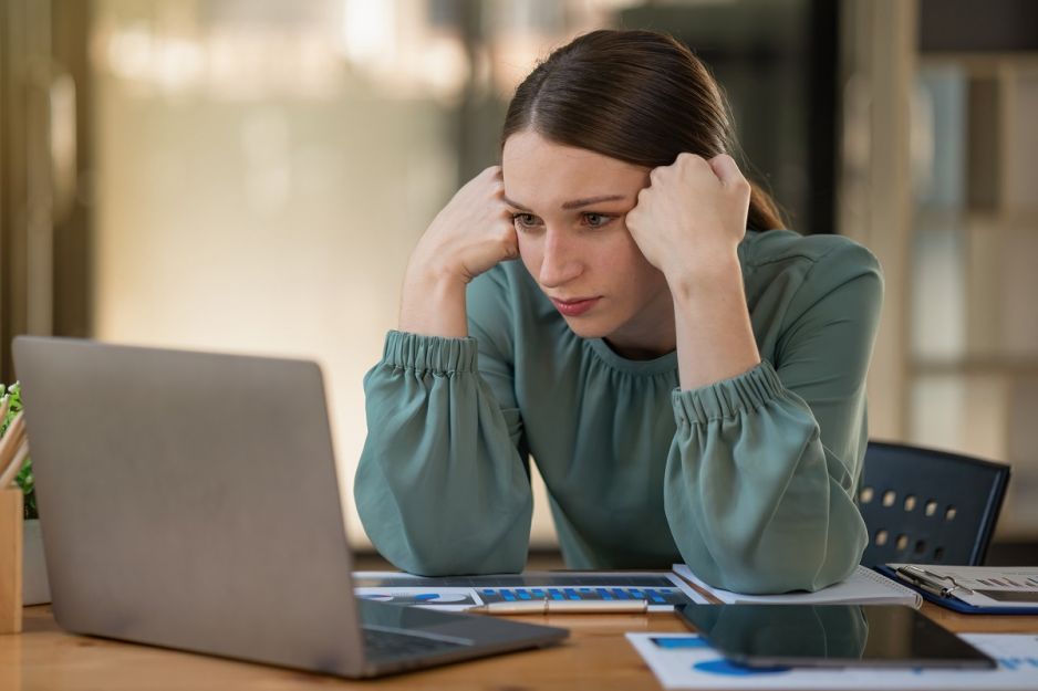 smutna kobieta w pracy