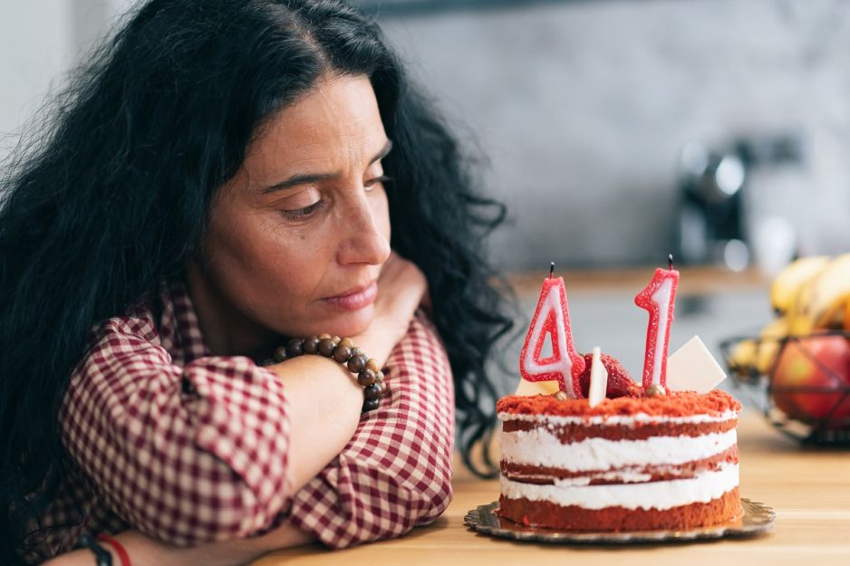smutna kobieta w urodziny