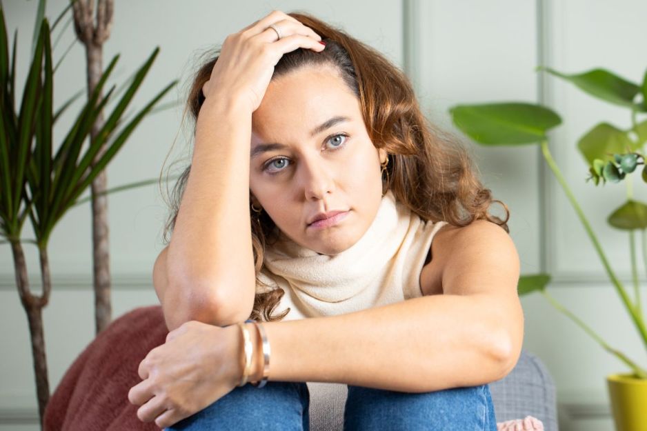 Smutna młoda kobieta