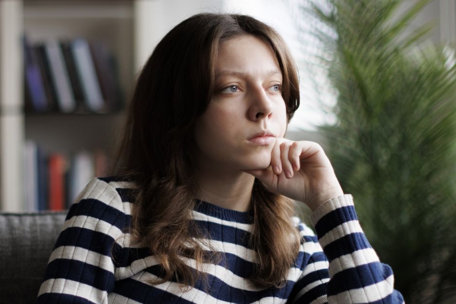 zamyślona dziewczyna